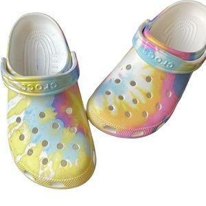 CROCS CLASSIC TIE-DYE GRAPHIC CLOG